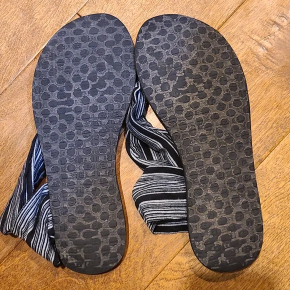 Sanuk Sandals - Picture 2 of 4